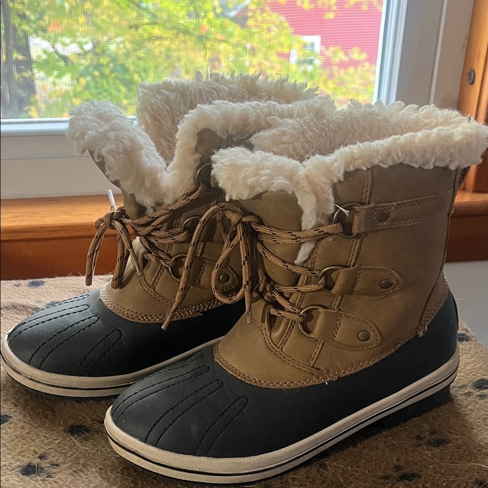 PAWZ Tan and Dk Brown Boots with Faux Fur
